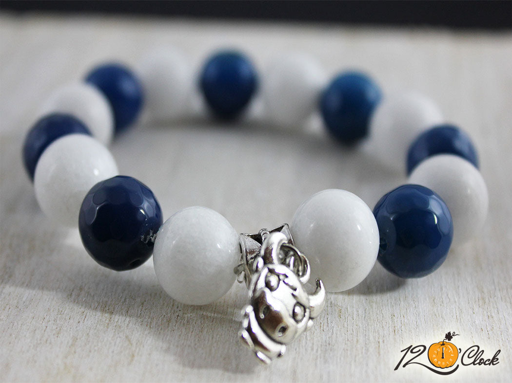 Гривна "Годината на металния бик" -бял кварц и тъмно син ахат