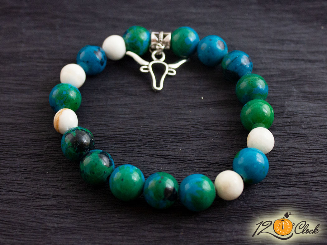 Гривна "Годината на металния бик" -зелена хризокола и бял жадеит с кафяви ивици