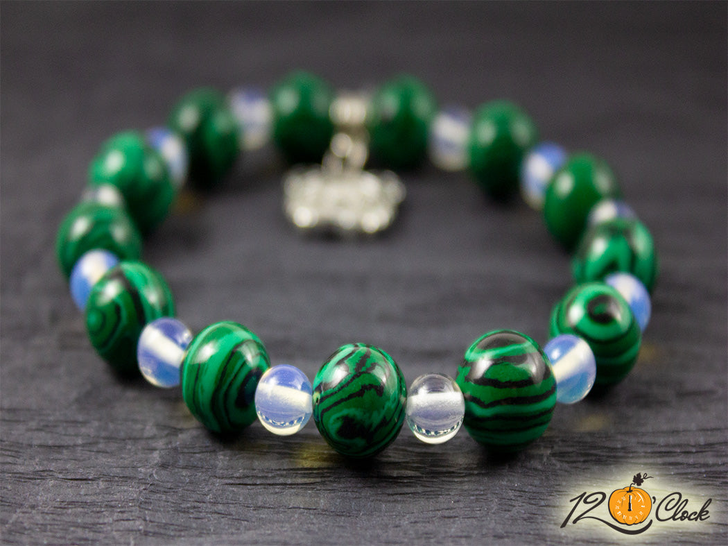 Гривна "Годината на Водния тигър" - малахит и лунен камък