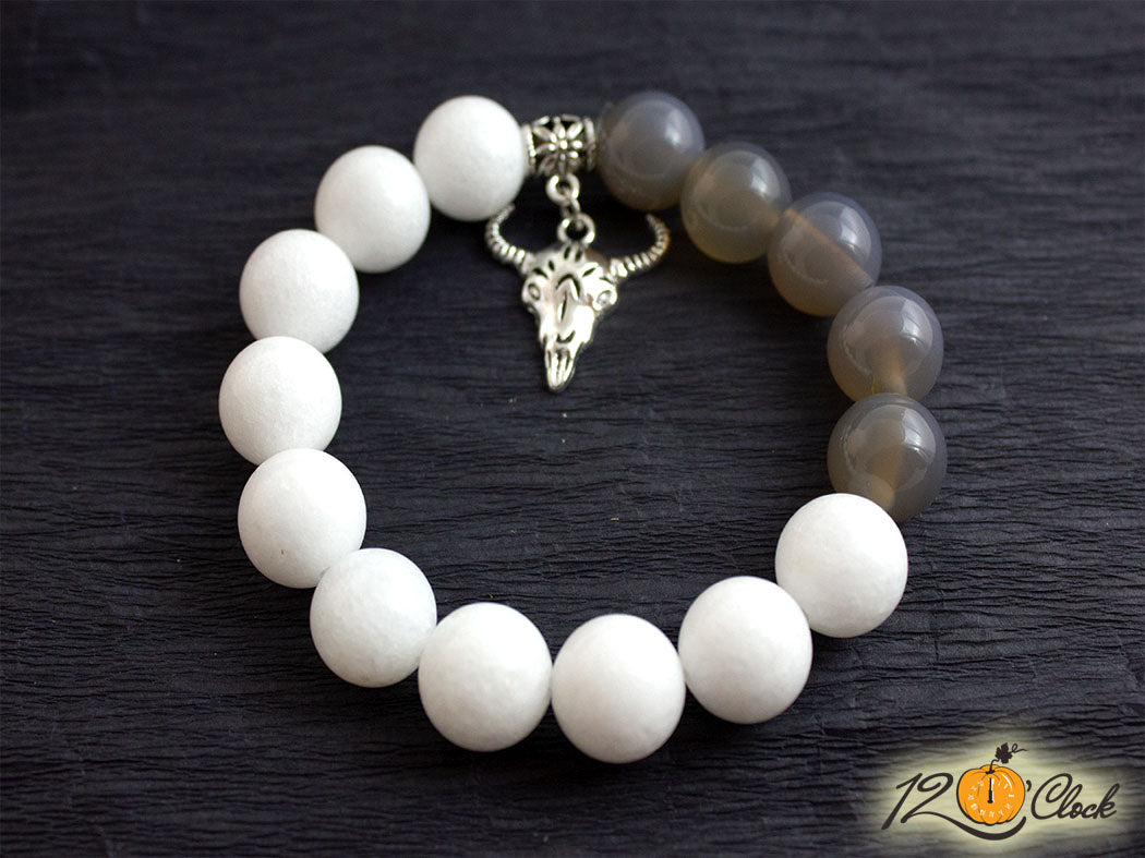 Гривна "Годината на металния бик" -бял кварц и сив ахат