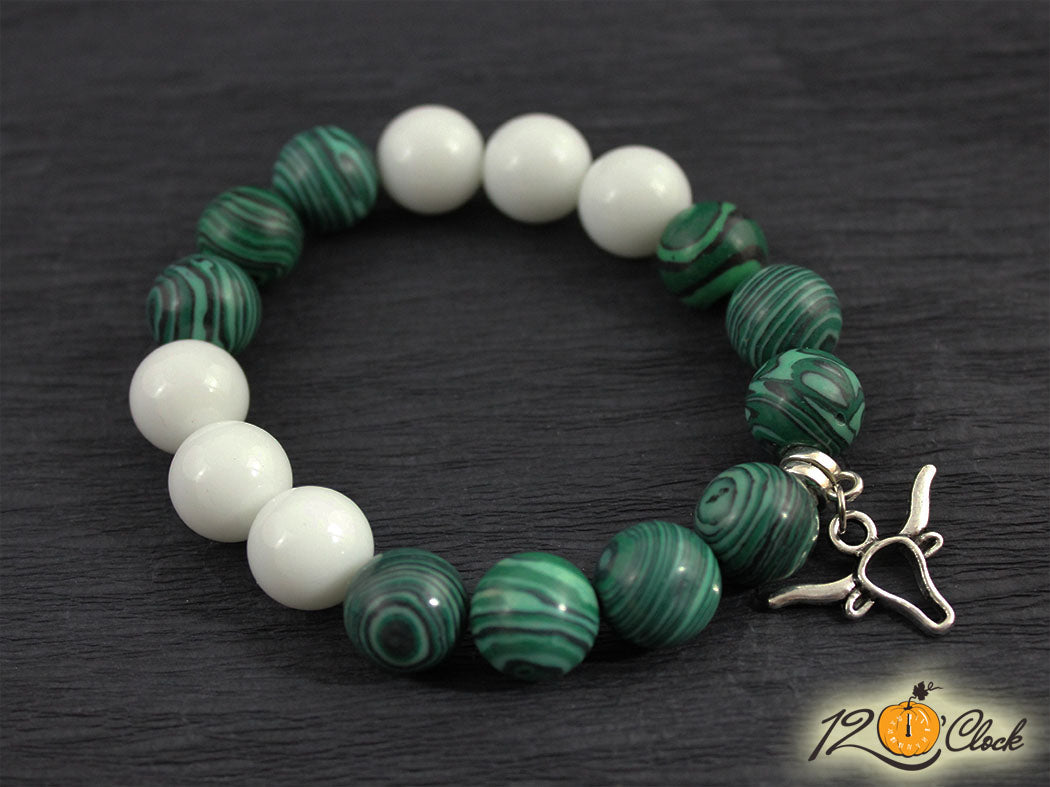 Гривна "Годината на металния бик" -малахит и бял ахат