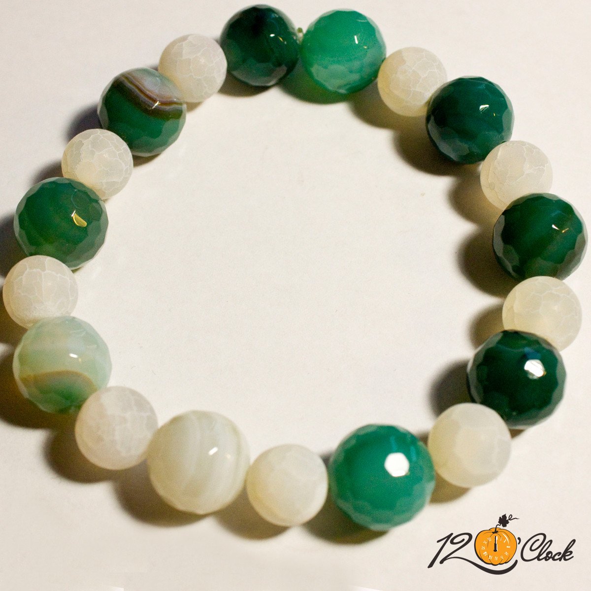 Гривна Зелен фасетиран ивчест ахат и бял напукан ахат мат