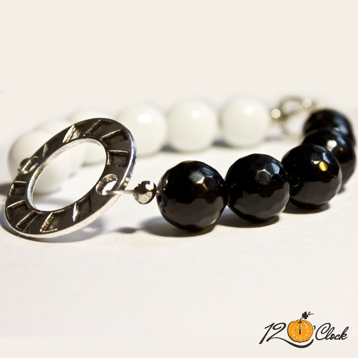 Гривна Бял ахат и черен оникс