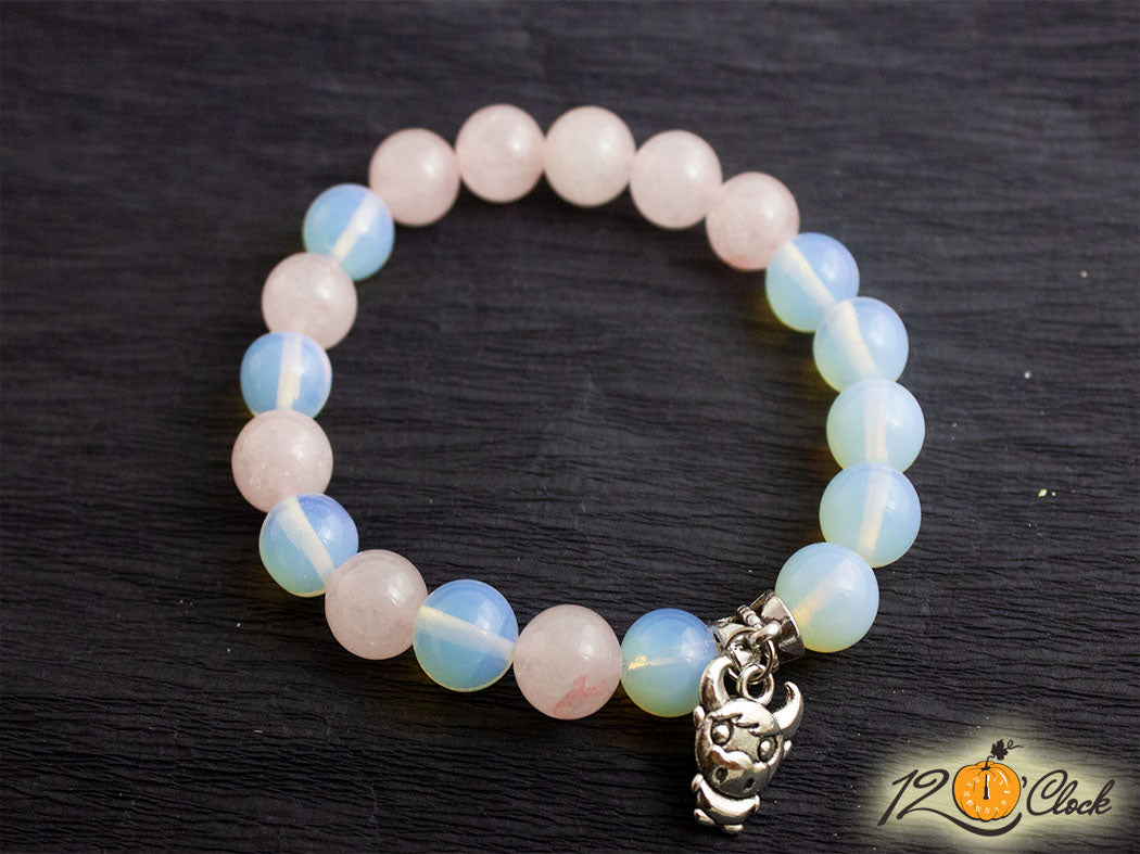 Гривна "Годината на металния бик" -розов кварц и лунен камък