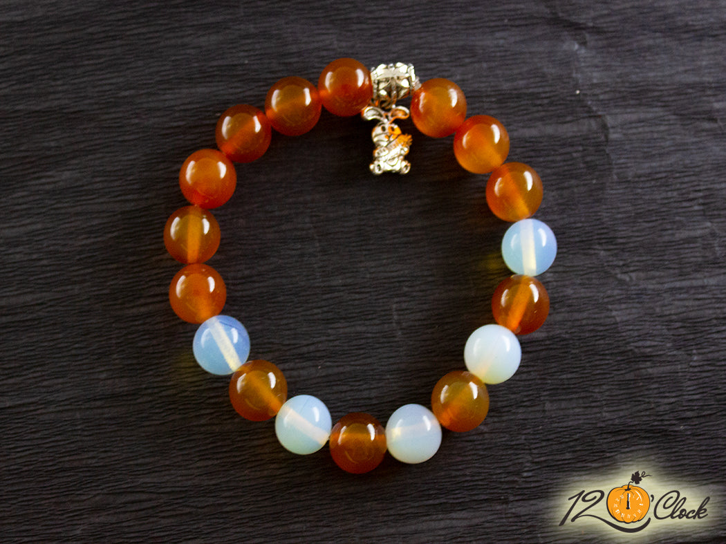 Гривна "Годината на Черния Воден Заек" – карнеол и лунен камък.