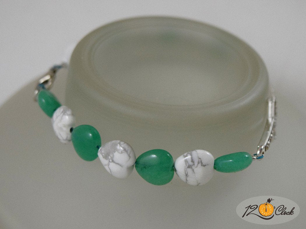 Гривна "Сребрист кръст в зелено"