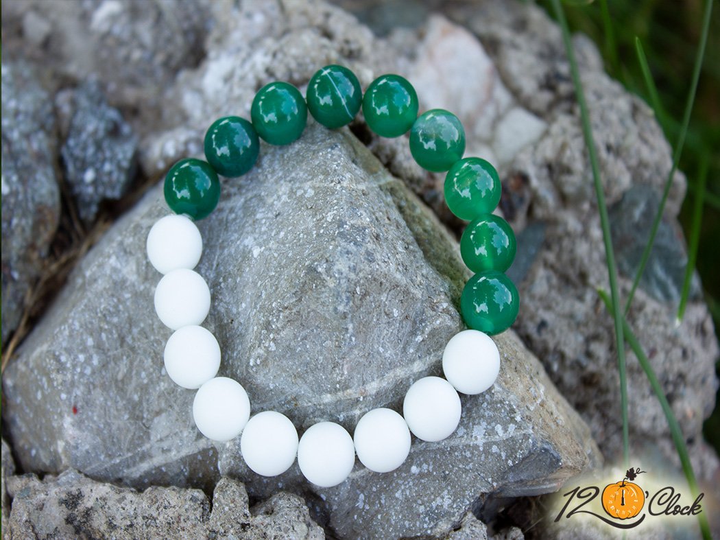 Гривна "Зелен ивчест ахат и бял ахат мат"