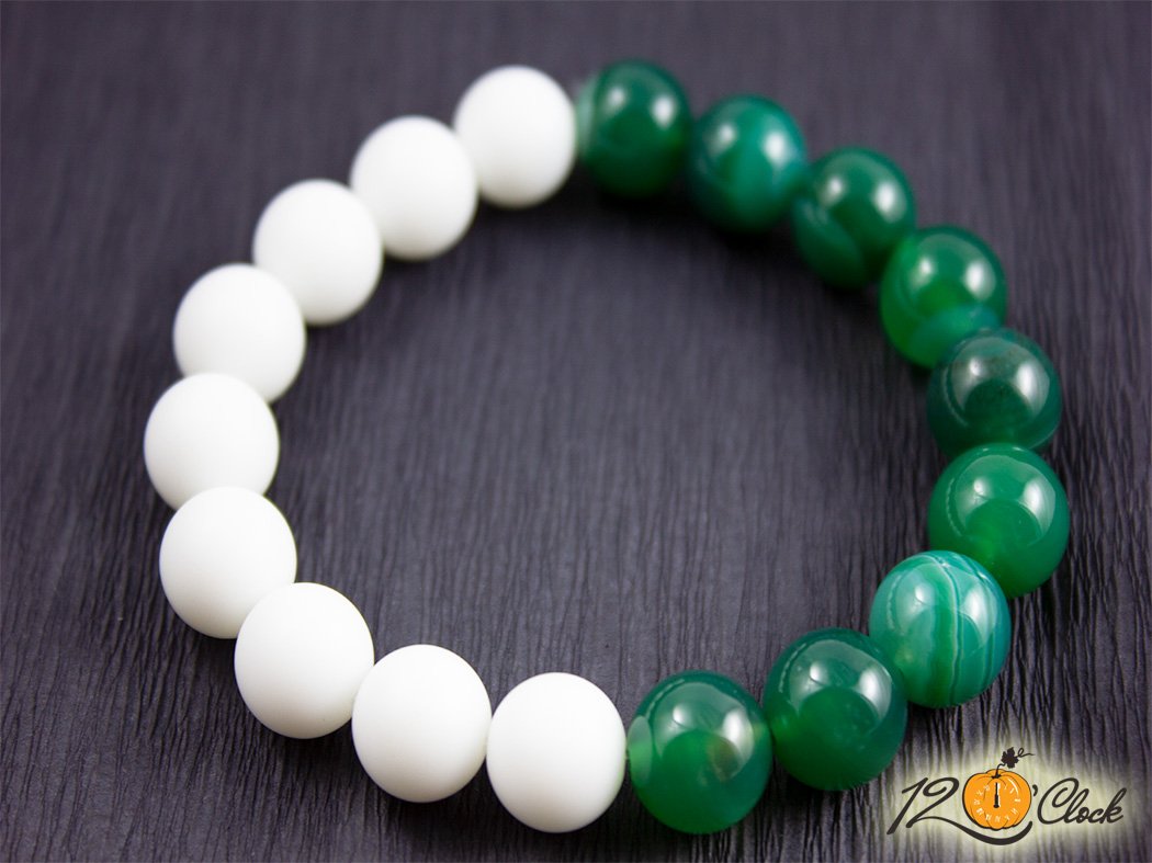 Гривна "Зелен ивчест ахат и бял ахат мат"