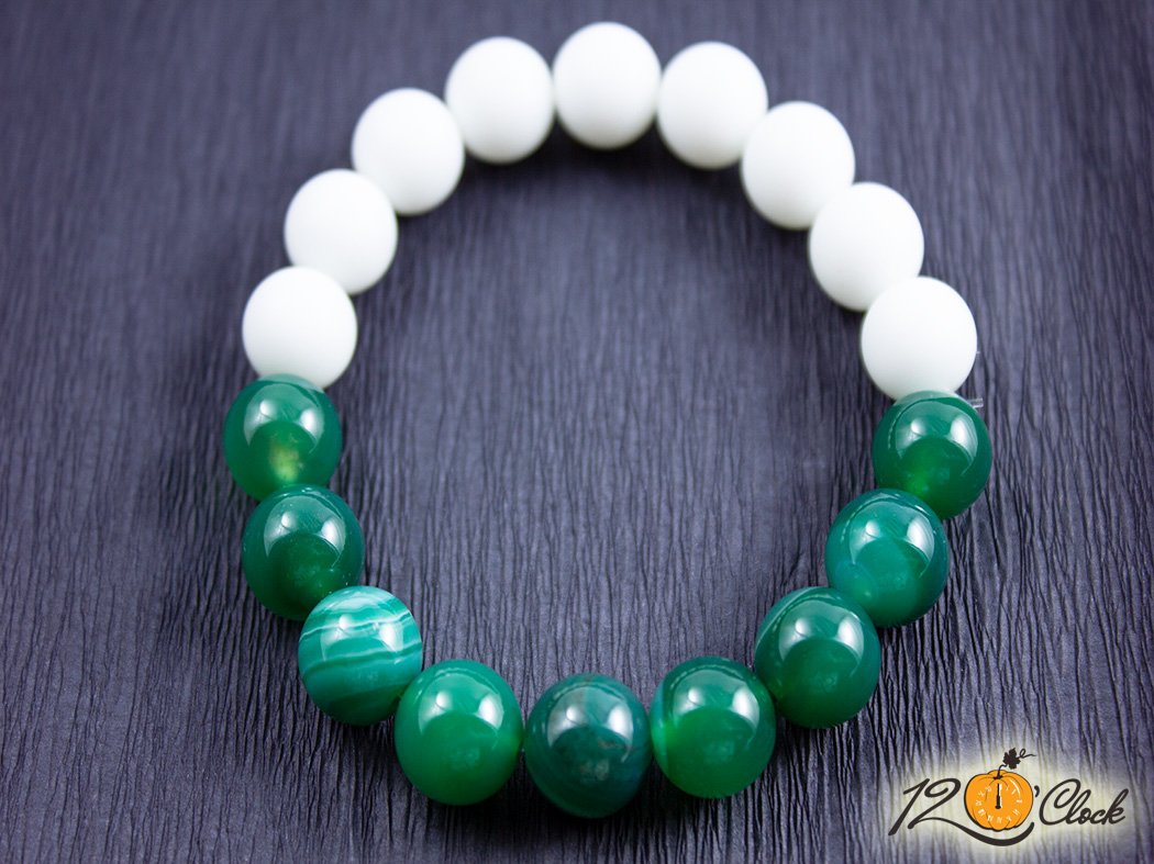 Гривна "Зелен ивчест ахат и бял ахат мат"