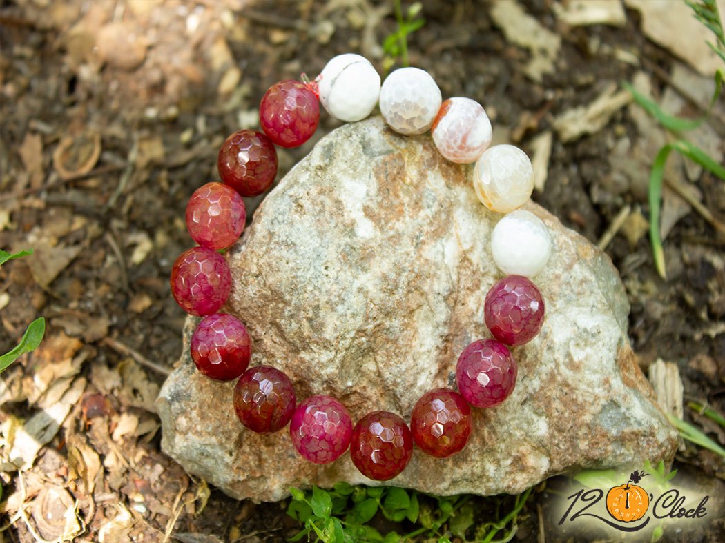 Гривна "Тъмно червен фасетиран драконов ахат и бяло сив фасетиран ахат"