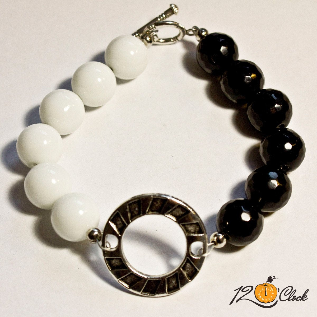 Гривна Бял ахат и черен оникс