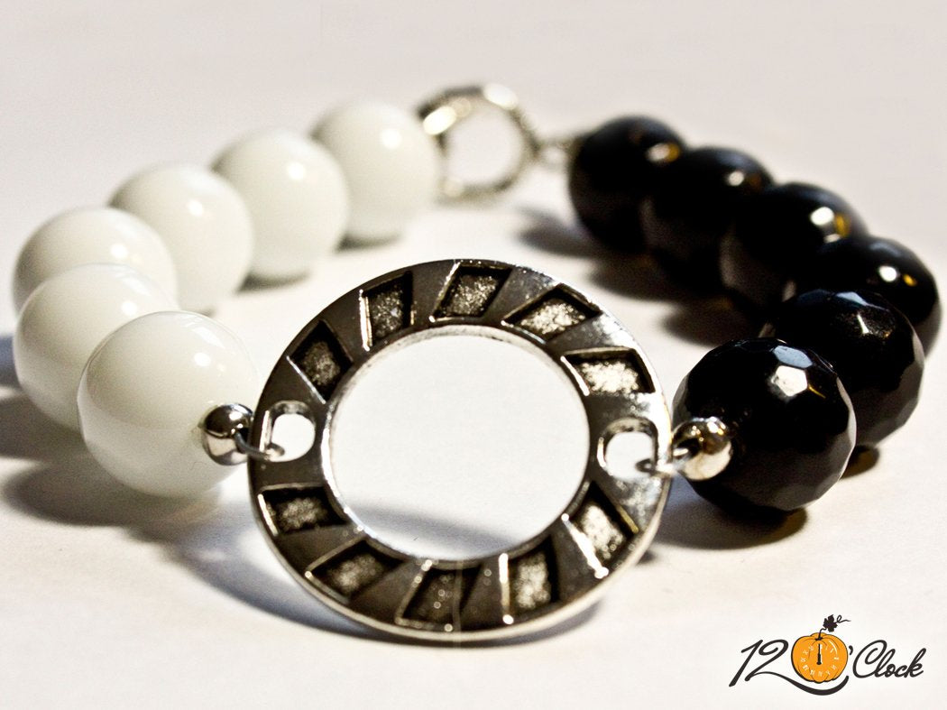 Гривна Бял ахат и черен оникс